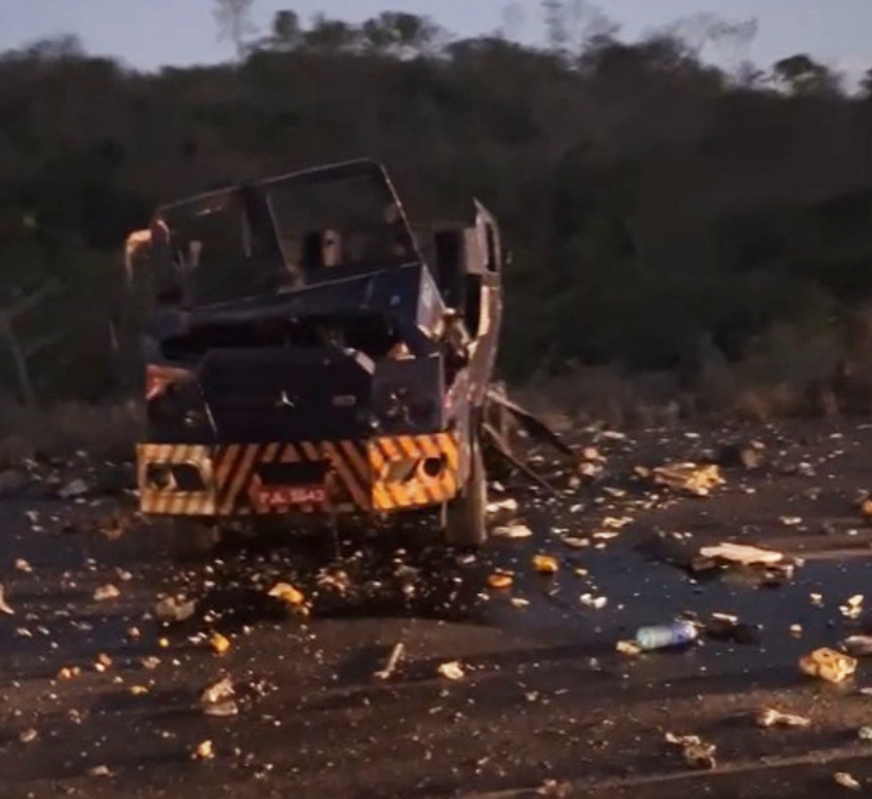 Carro-forte fica destruído após ser explodido em tentativa de roubo na Bahia — Foto: Reprodução/Redes Sociais