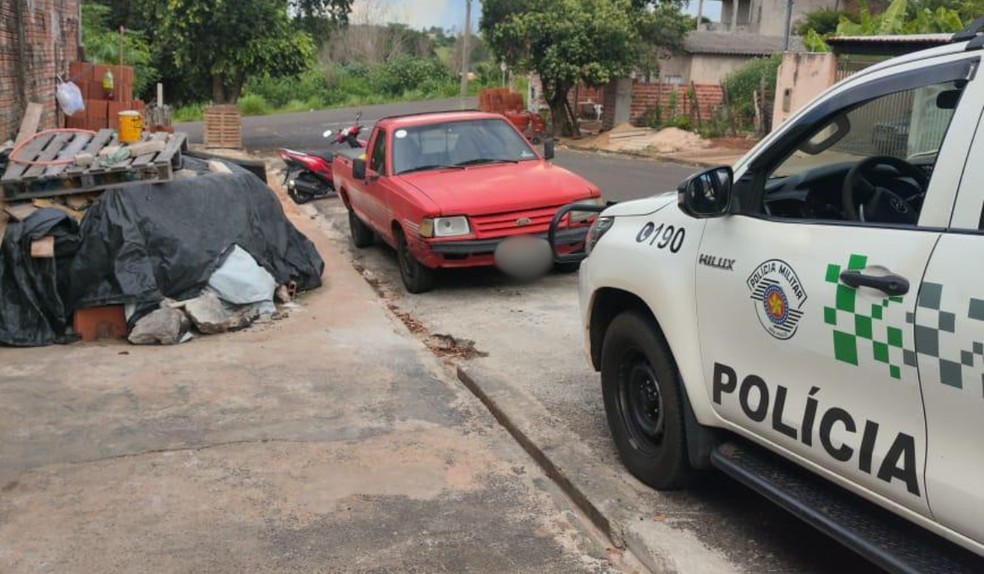 Cavalo é flagrado sendo puxado por picape em Presidente Prudente — Foto: Polícia Militar Ambiental/Divulgação