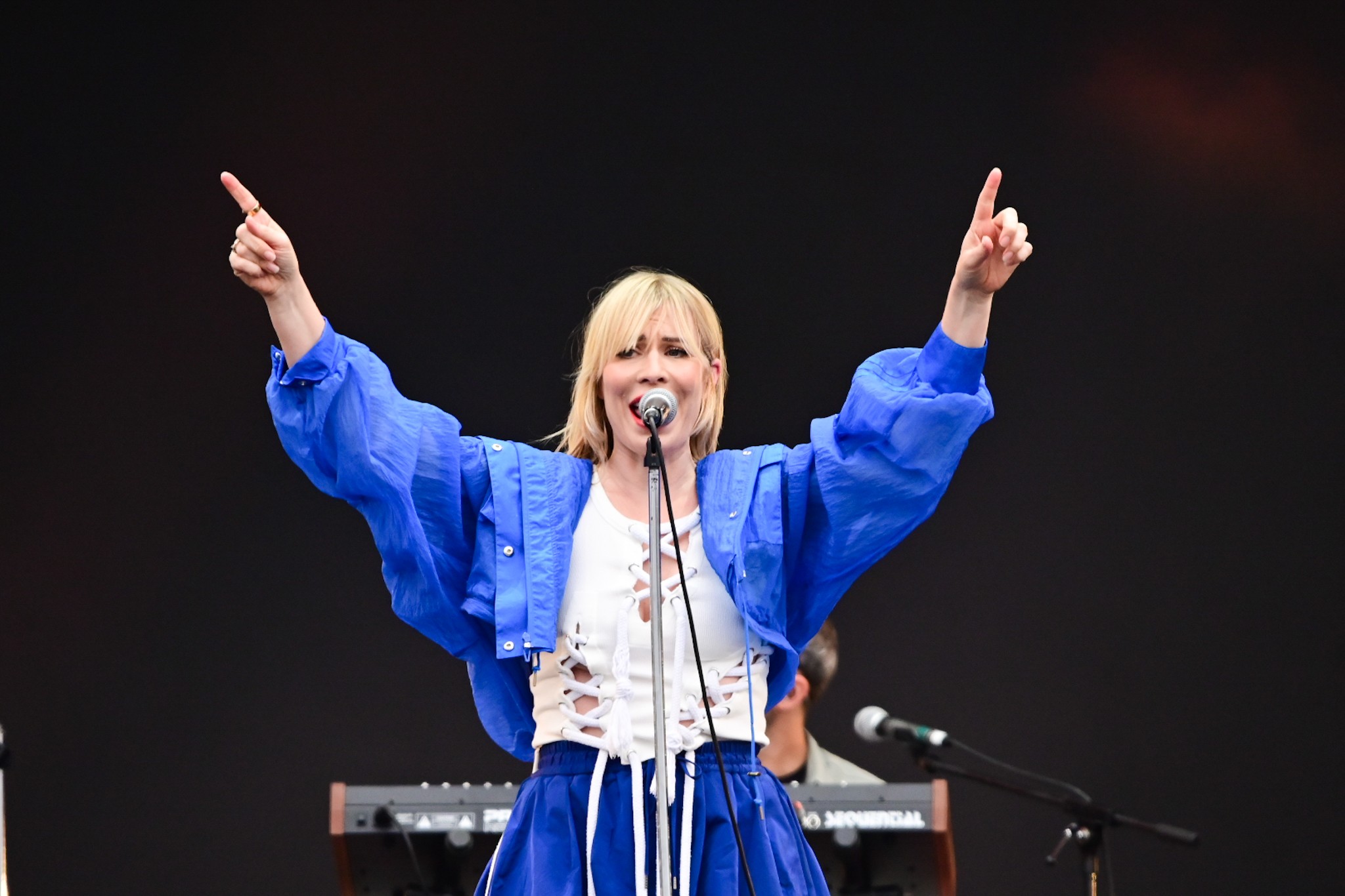 Natasha Bedingfield faz show tímido, enche setlist de covers e só anima público com hit final
