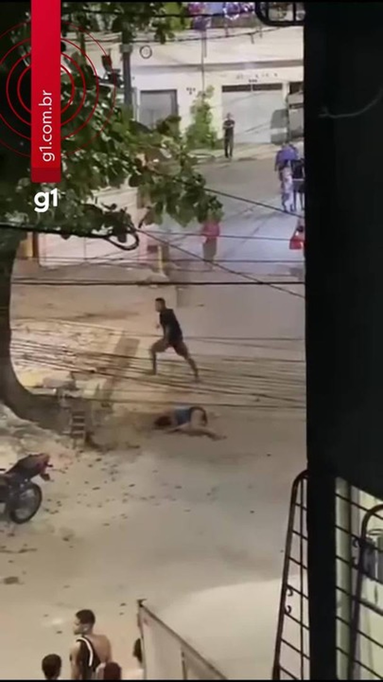 Mulher fica desacordada após ser jogada no chão pelo cunhado no meio da rua; VÍDEO