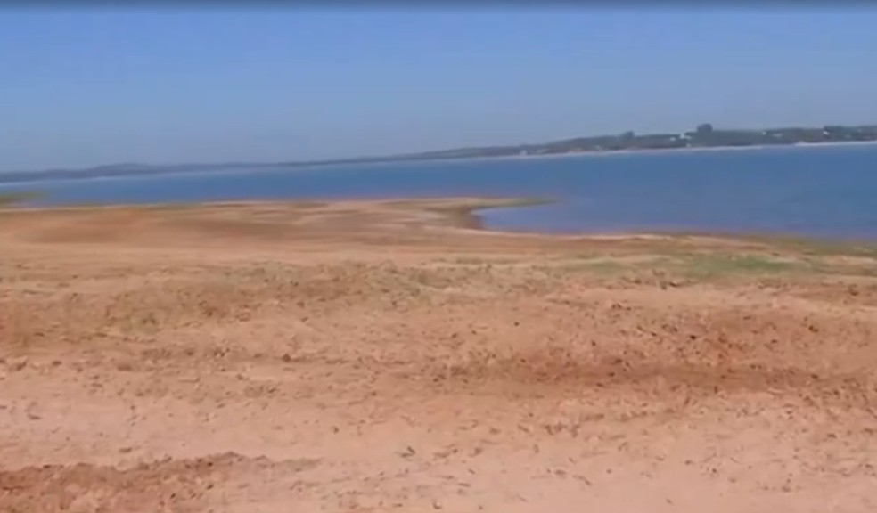 O nível da água da Represa Jurumirim, que banha diversas cidades da região de Avaré (SP) registrou menor volume útil desde 2022. — Foto: Reprodução/Tv TEM