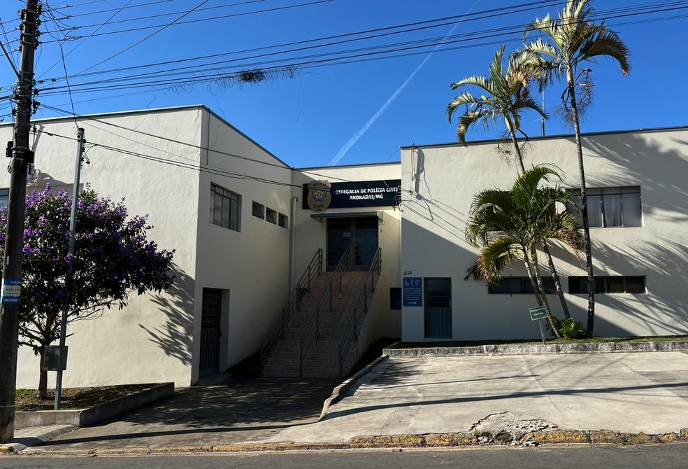 Menina de 5 anos é encontrada sozinha após dormir em van escolar em Andradas; motorista e monitora são detidas