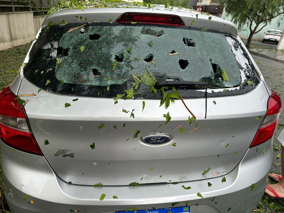 Carro ficou com vidro danificado após chuva com granizo em Cajamar — Foto: Arquivo Pessoal