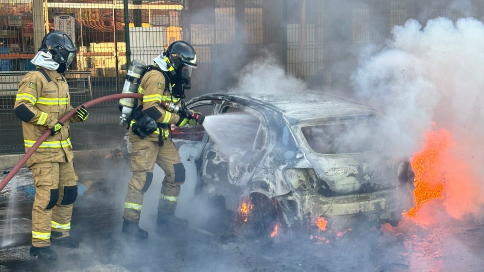 Carro fica destruído após pegar fogo em frente a supermercado em Floriano  