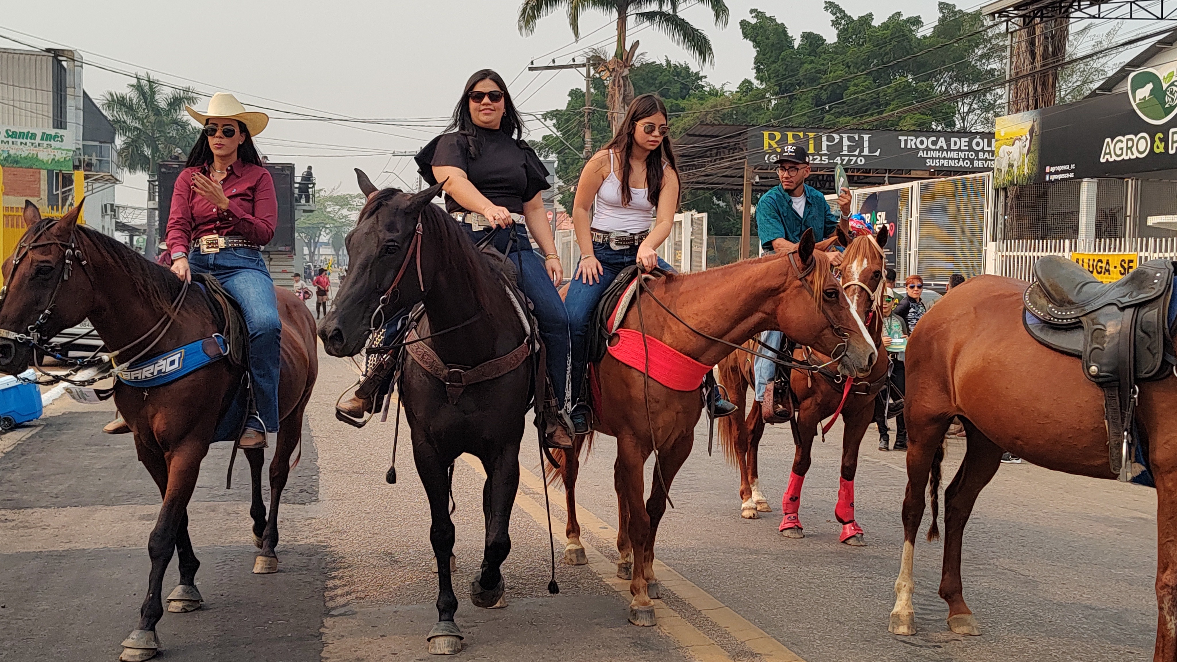 Sem comitivas e sob calor de quase 40ºC, Cavalgada abre a Expoacre 2024