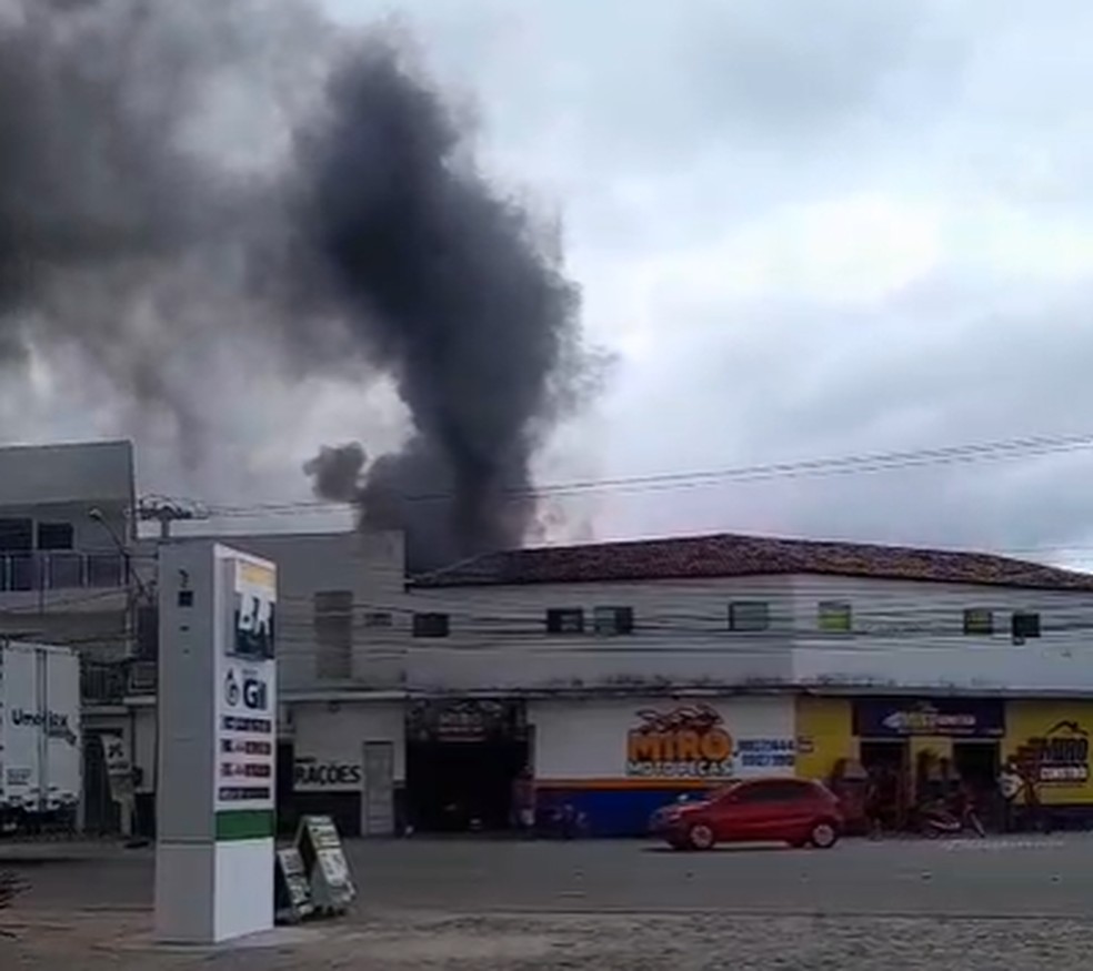 Mulher morre durante incêndio em casa na cidade de Sousa, no Sertão da Paraíba — Foto: TV Paraíba