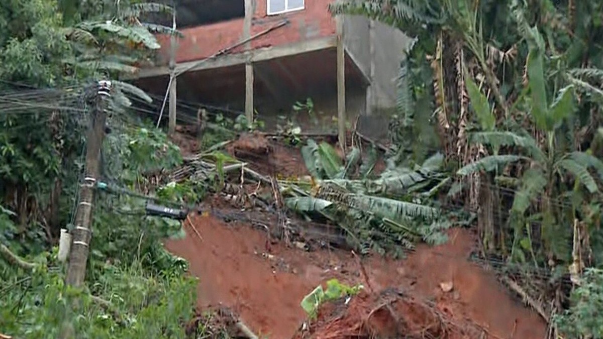 Chuva Provoca Deslizamento De Terra Em Itaquaquecetuba Moradores São Retirados De Casa Mogi 