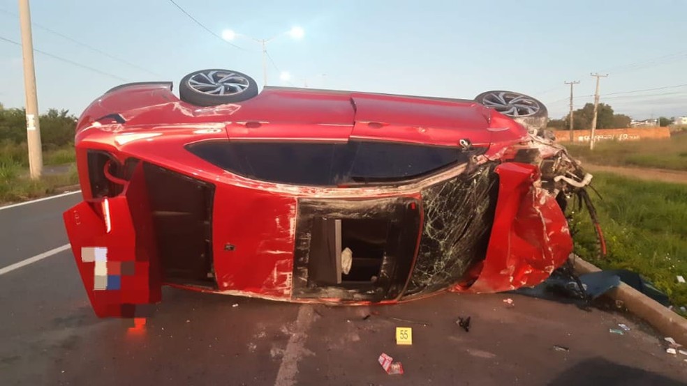 Na colisão, o Jetta capotou. As três vítimas, condutor e dois passageiros (um homem e uma mulher) morreram no local do acidente. — Foto: Divulgação/PRF