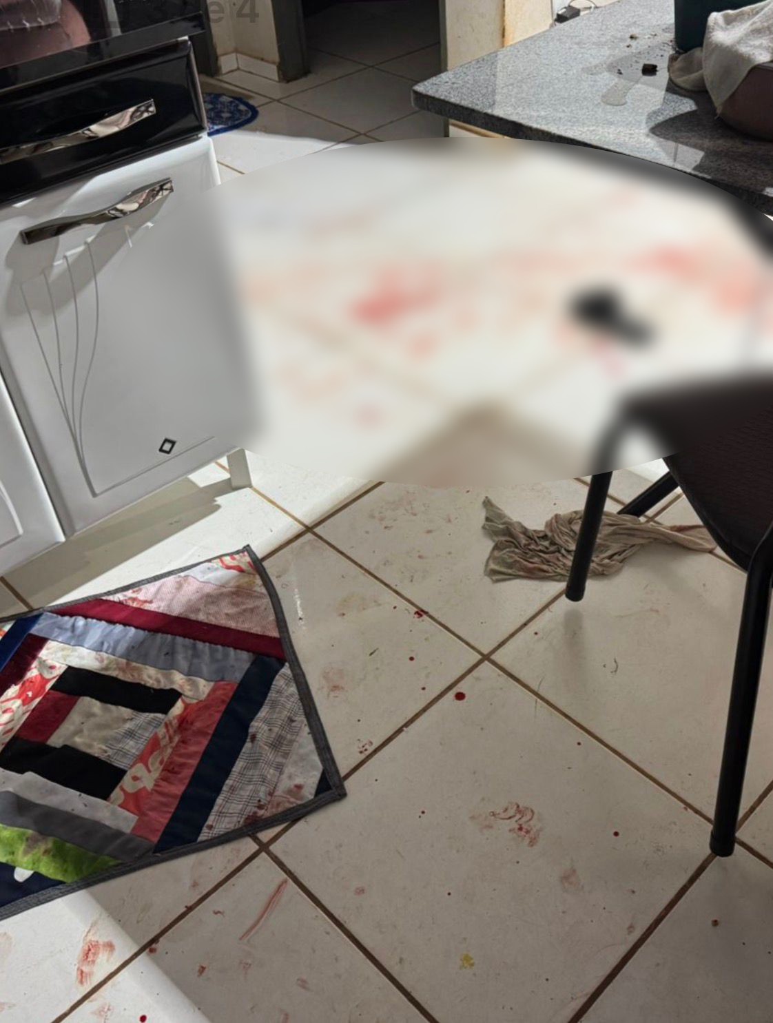 Companheiro morde pé de mulher, puxa cabelo e a esfaqueia nas costas em MT