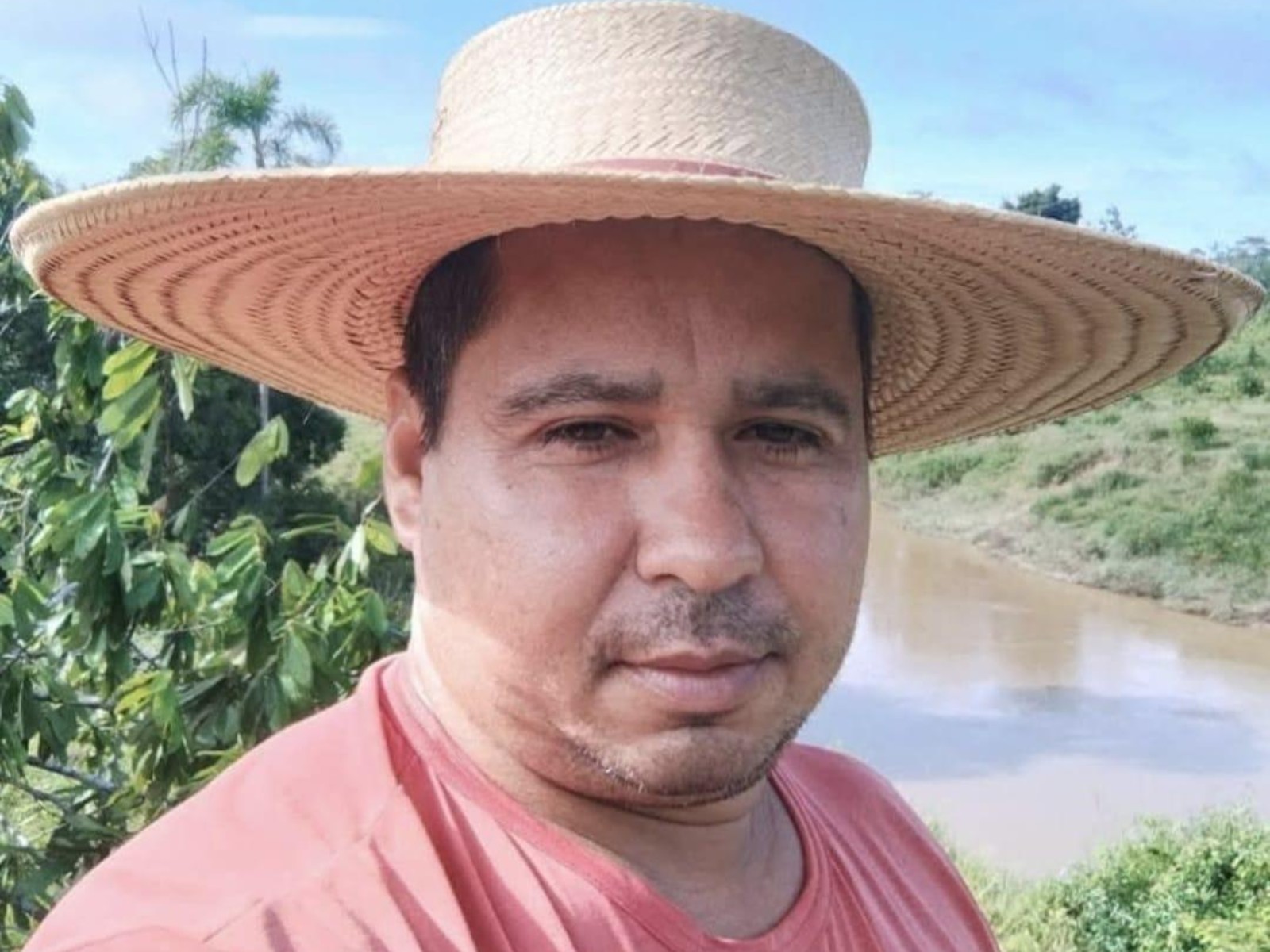Homem de 42 anos morre e outros três são levados a hospital após caminhonete capotar no Acre