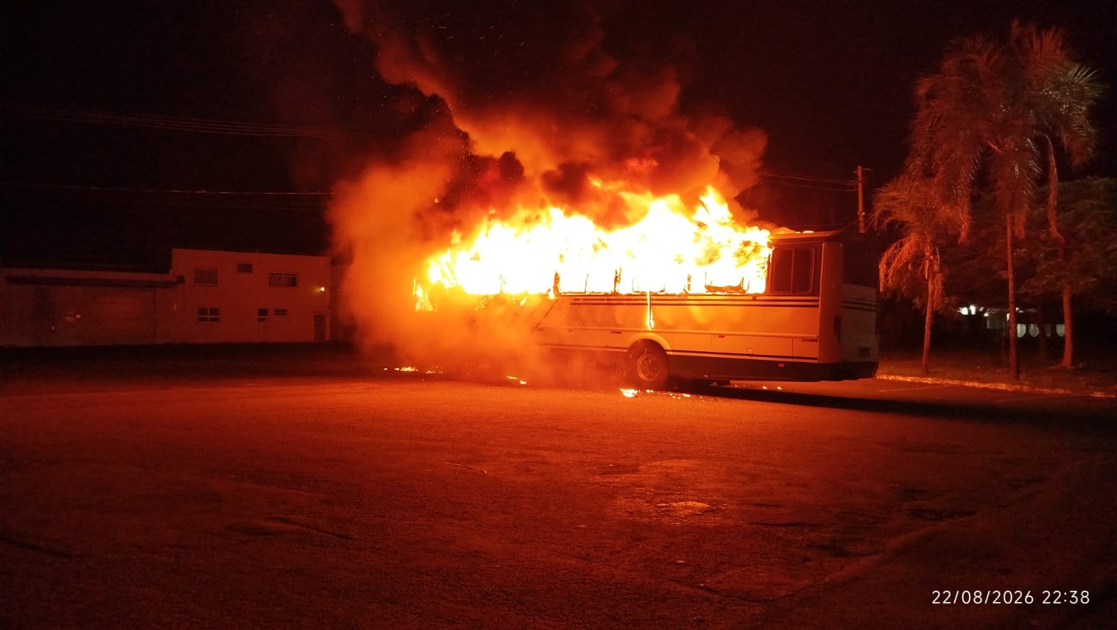 Ônibus com 20 funcionários de usina pega fogo em Charqueada