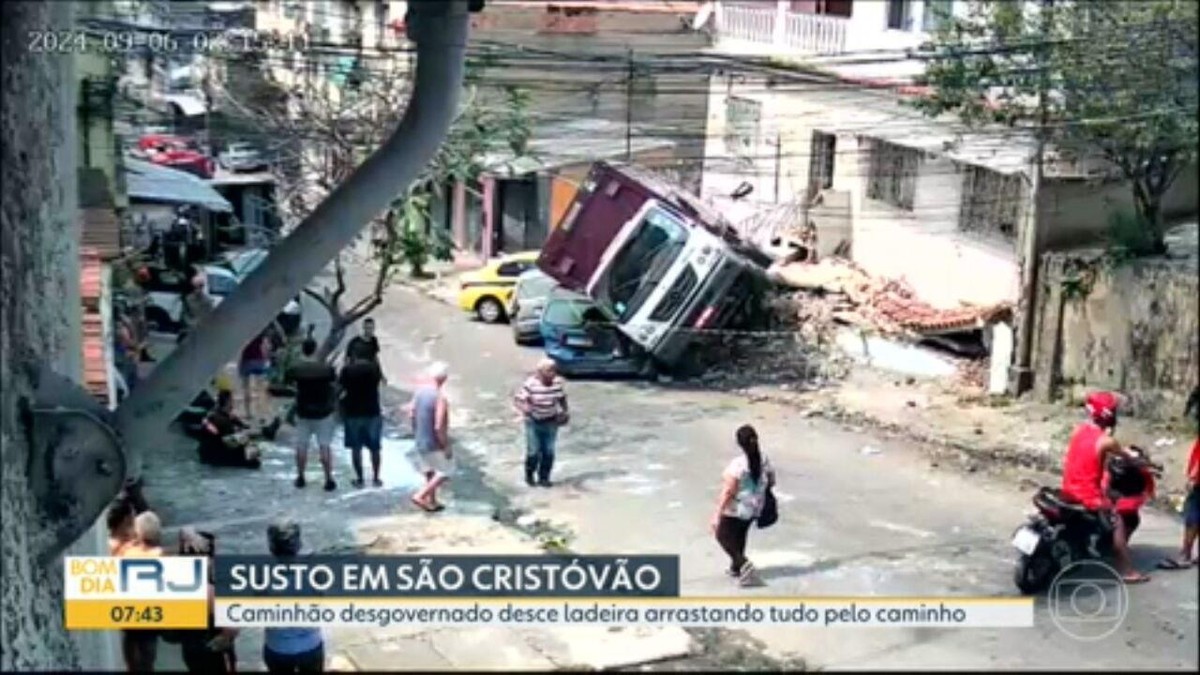 VÍDEO: caminhão desgovernado desce ladeira em São Cristóvão e atinge carros, moto e muro de casa