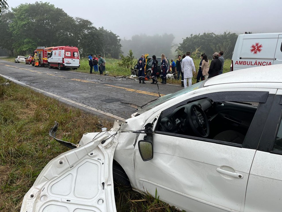 Um dos carros envolvido no acidente na BR-267, entre Bicas e Maripá de Minas — Foto: Corpo de Bombeiros/Divulgação