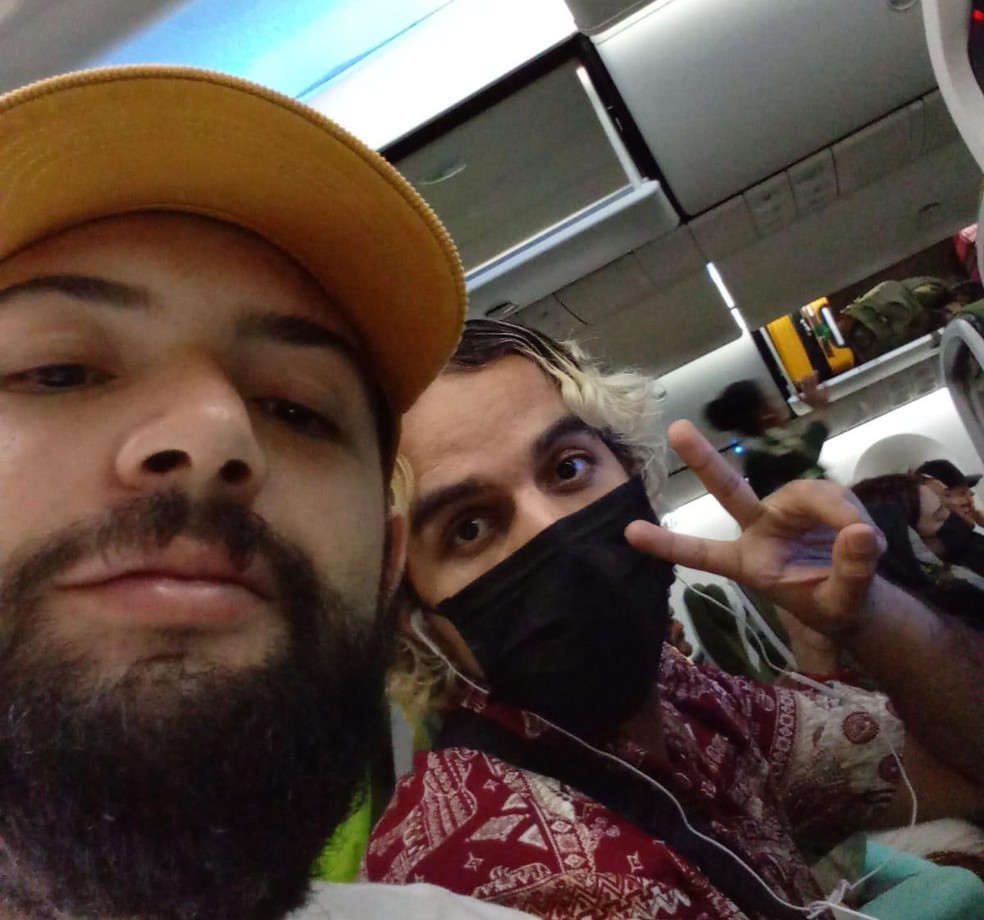 Phelipe de Moura Ferreira e Luckas Viana no avião nesta terça-feira (18) para retornar Brasil — Foto: Arquivo Pessoal