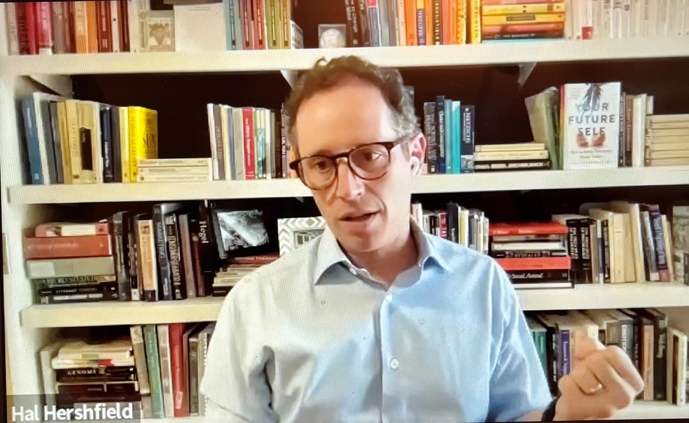 Hal Hershfield, professor de marketing, decisão comportamental e psicologia da Universidade da Califórnia e autor de “Your future self: how to make tomorrow better today”  — Foto: Reprodução