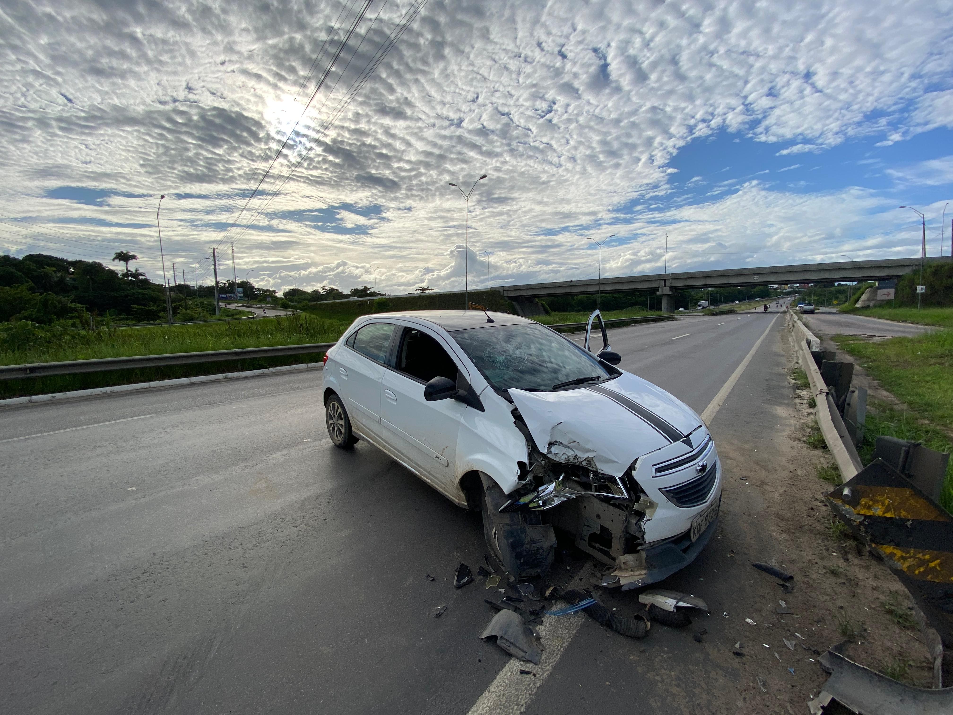 Motorista bate em mureta na BR-230 em João Pessoa 