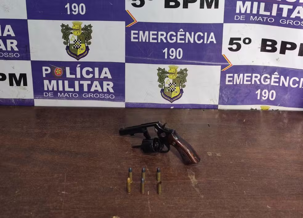 Arma apreendida pela polícia durante assalto em Rondonópolis (MT) — Foto: Reprodução