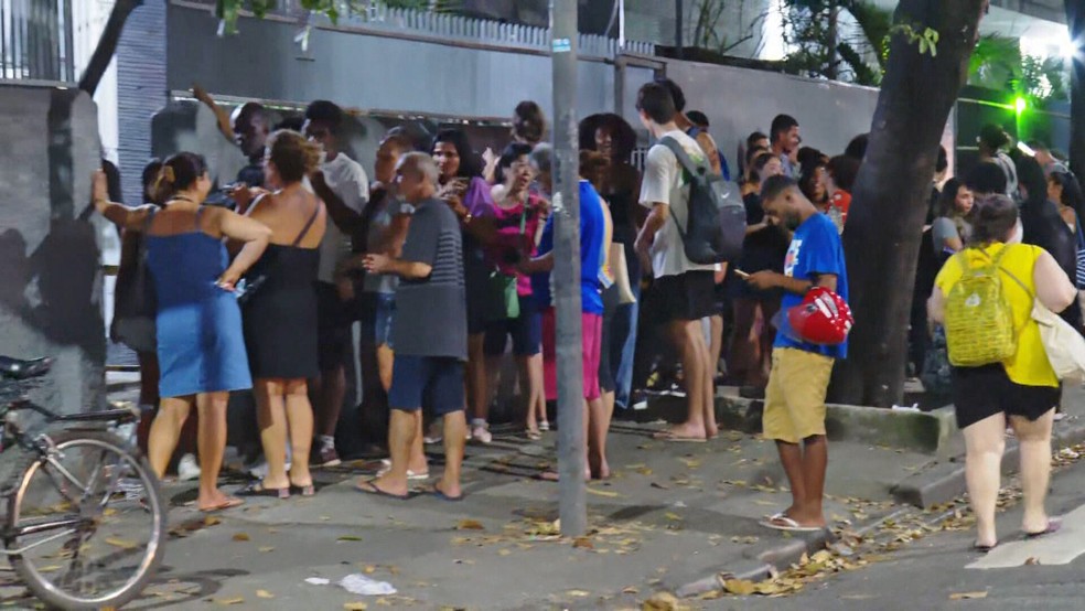 Fila em cartório eleitoral na Tijuca — Foto: Reprodução/TV Globo