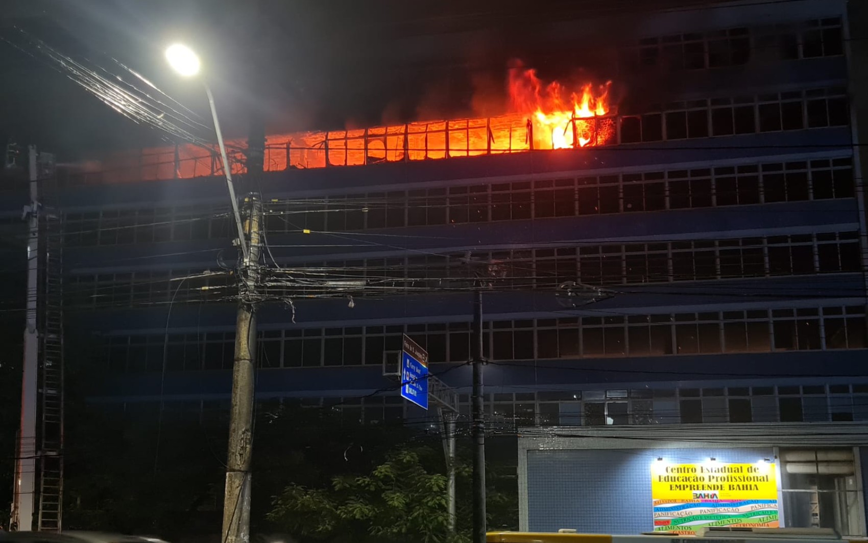 Incêndio atinge colégio estadual em Salvador