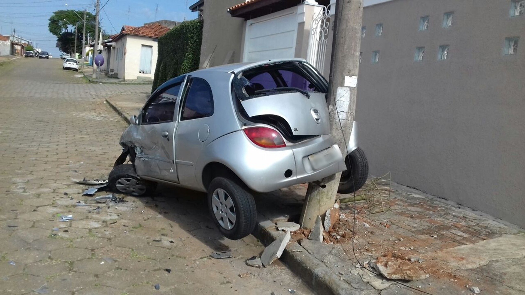 Motorista embriagado é preso após bater em carro e poste 