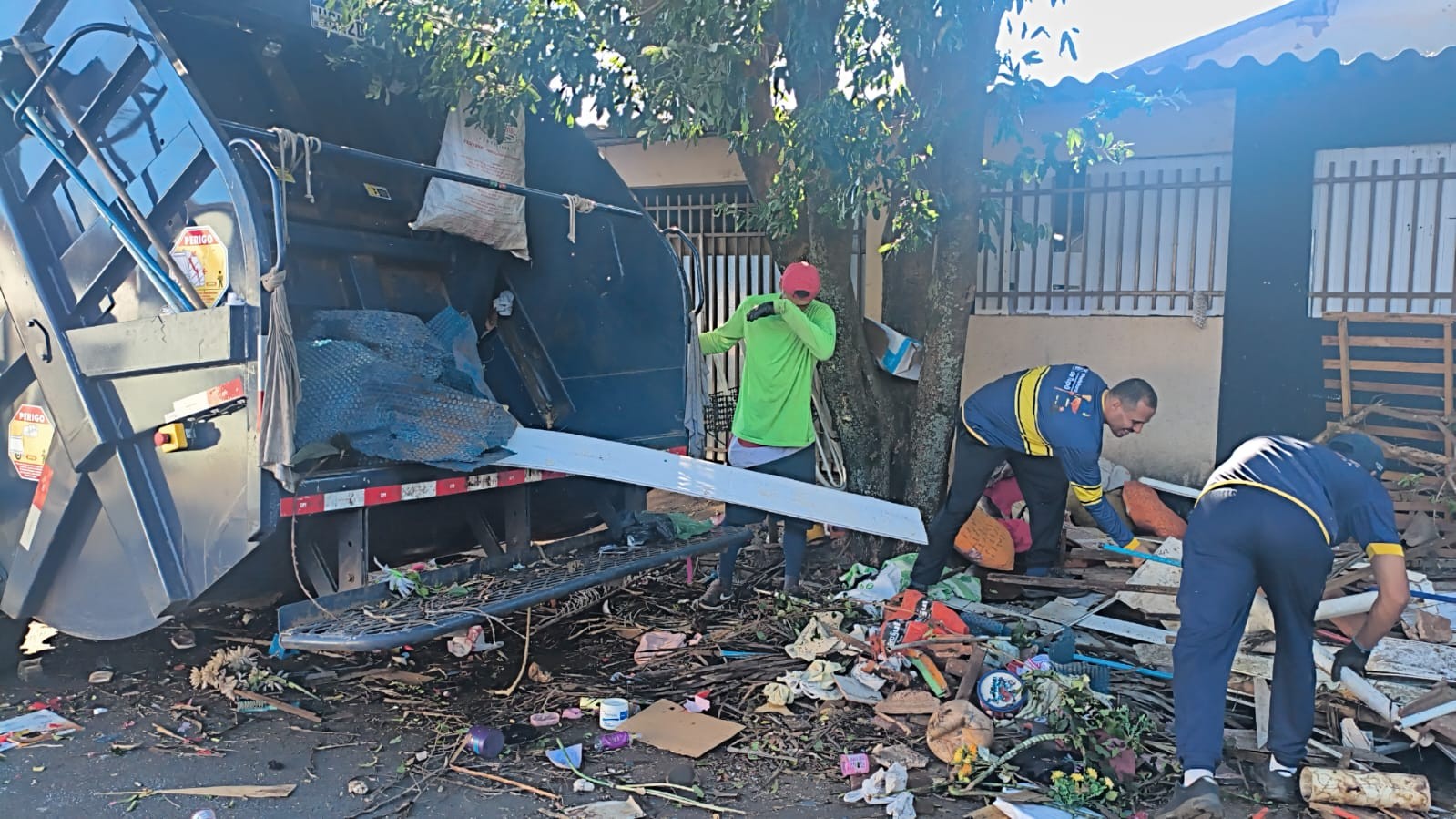 Prefeitura realiza força-tarefa em casa com acúmulo de materiais
