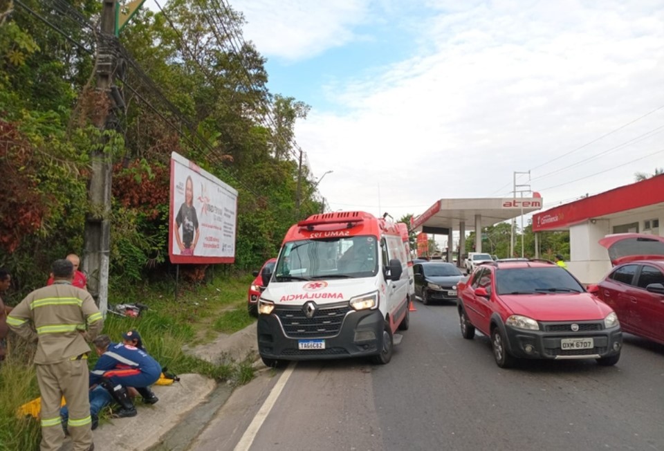 Motociclista fica ferido após colisão com carro na avenida Torquato Tapajós, em Manaus
