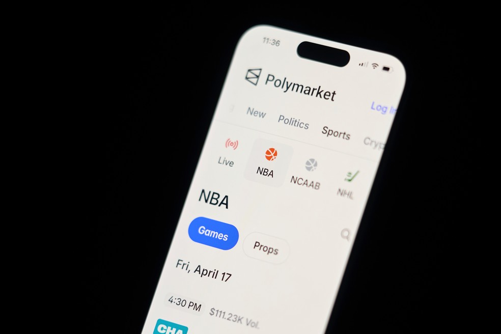 Celular mostra ofertas de especulação sobre esportes na Polymarket — Foto: AP Photo/Jenny Kane