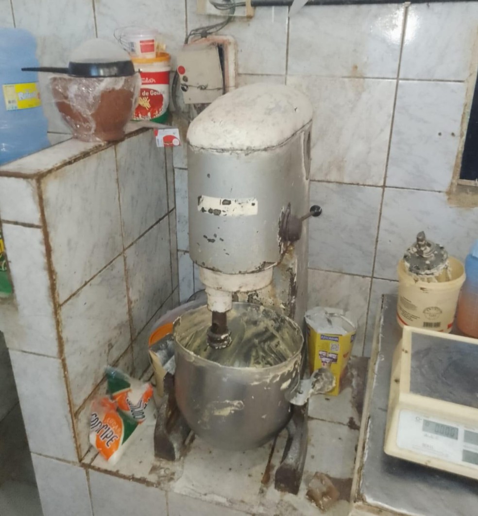 Fiscalização em fábrica de salgados e bolos no centro de Maceió encontrou condições precárias de higiene — Foto: Vigilância Sanitária de Maceió