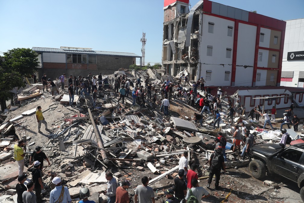 Equipes de resgate e moradores buscam por sobreviventes em escombros de pr�dio que colapsou em C�li, na Col�mbia, ap�s terremoto de magnitude 7,4 que atingiu o pa�s em 10 de agosto de 2026. � Foto: AP Photo/Santiago Saldarriaga