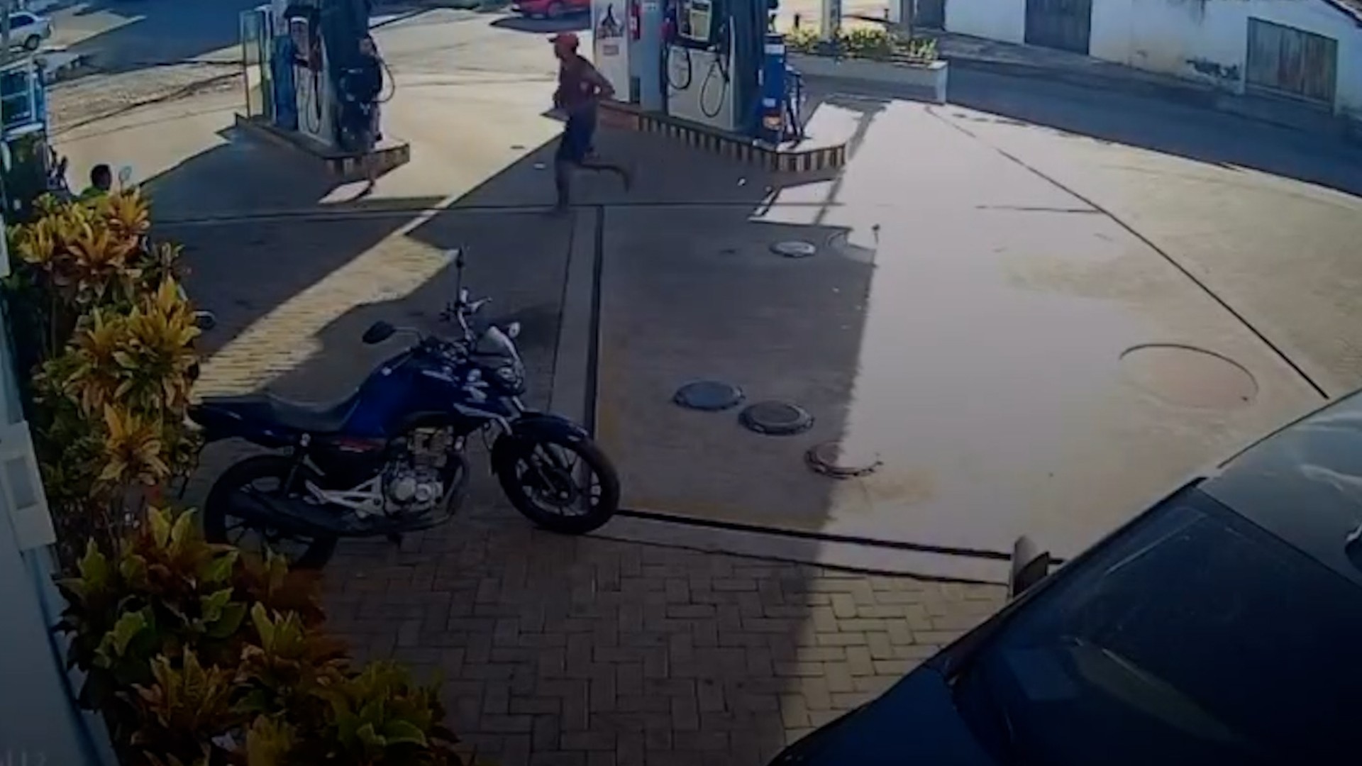 Três suspeitos de assalto a posto de combustível são presos em Caxias; veja o momento do crime