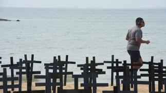 Cruzes foram colocadas na praia de Camburi — Foto: Ricardo Medeiros/Rede Gazeta
