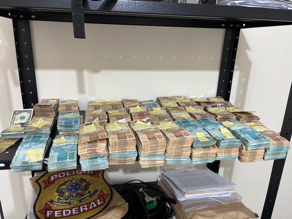 Dinheiro foi encontrado na casa de PRF na Bahia — Foto: Arquivo Pessoal