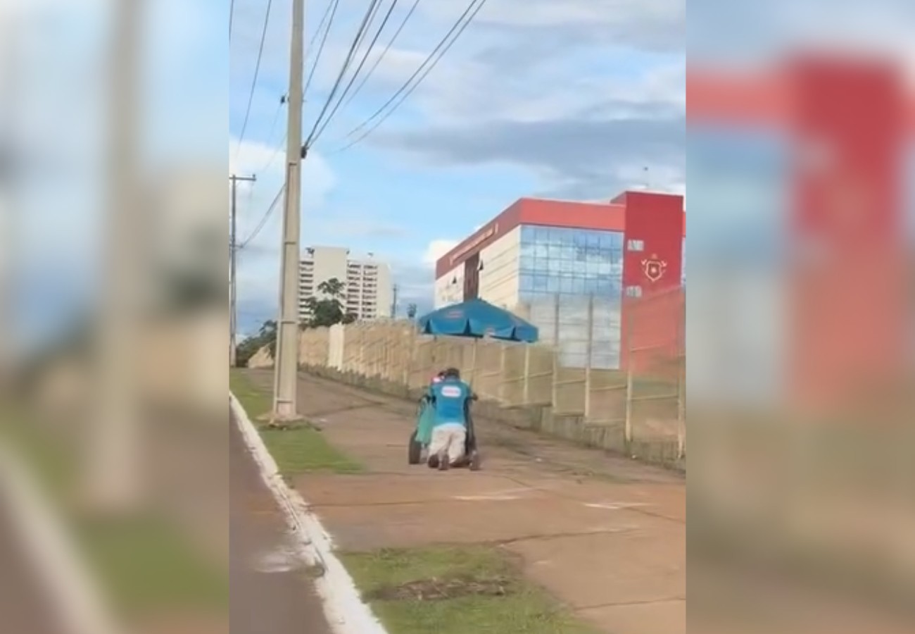 Mulher filma vendedor de sorvete de joelhos com carrinho e se emociona: 'Era sobre fé'; VÍDEO