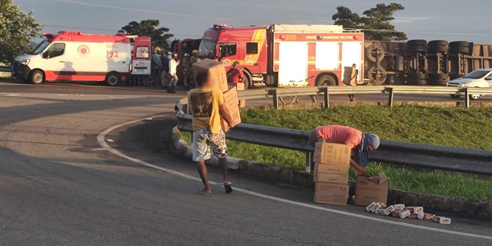 Caminhão tomba e carga de biscoitos é saqueada em Estância — Foto: Reprodução/redes sociais