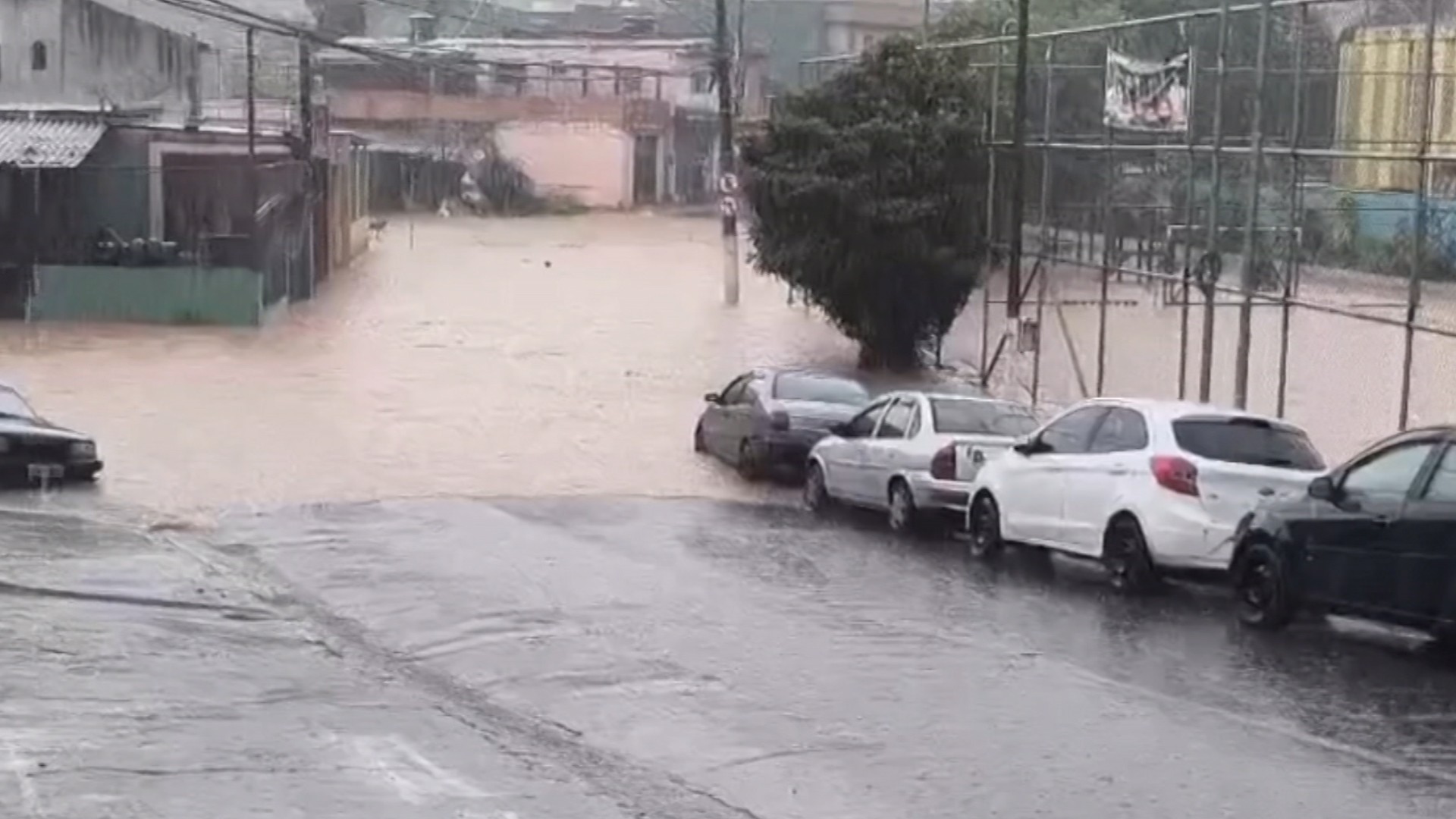 Chuva desta segunda-feira causa inundações em Ferraz de Vasconcelos