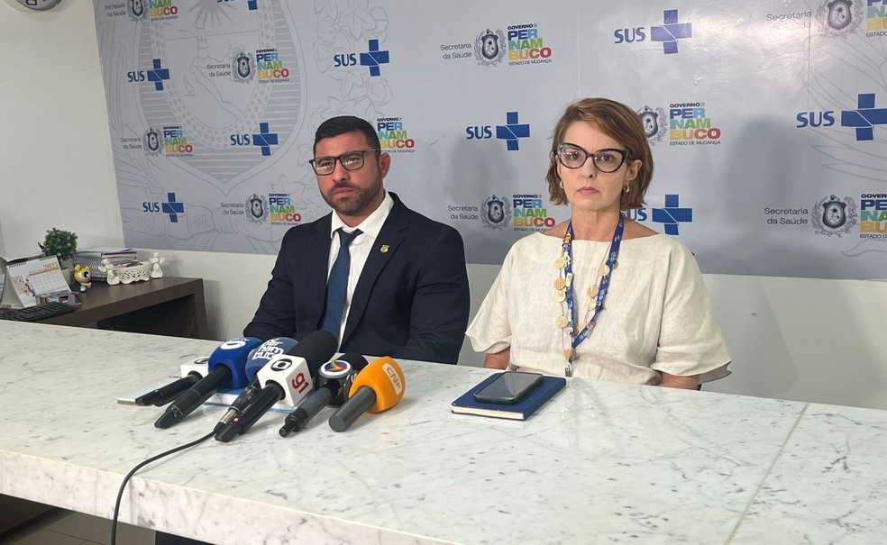 Delegado de Lajedo, Cledinaldo Orico, e diretora da Apevisa, Karla Baêta — Foto: Iris Costa/g1
