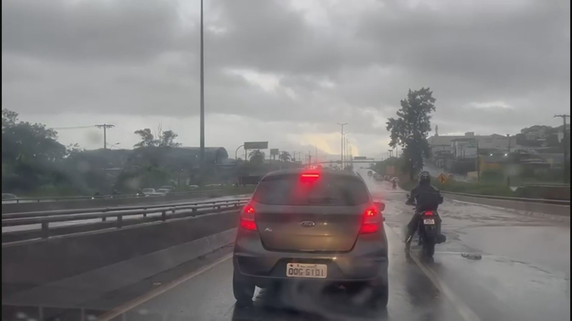 Chuva causa alagamento em avenida movimentada de Contagem, na Grande BH