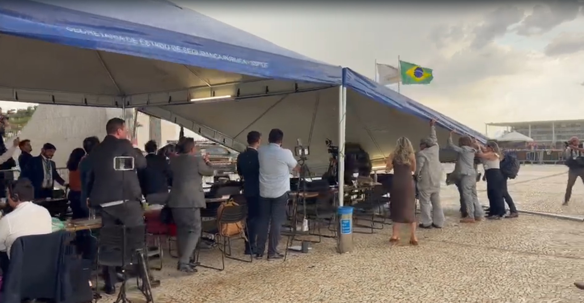 VÍDEOS: ventania derruba tendas e faz equipes na área externa do STF correrem durante julgamento