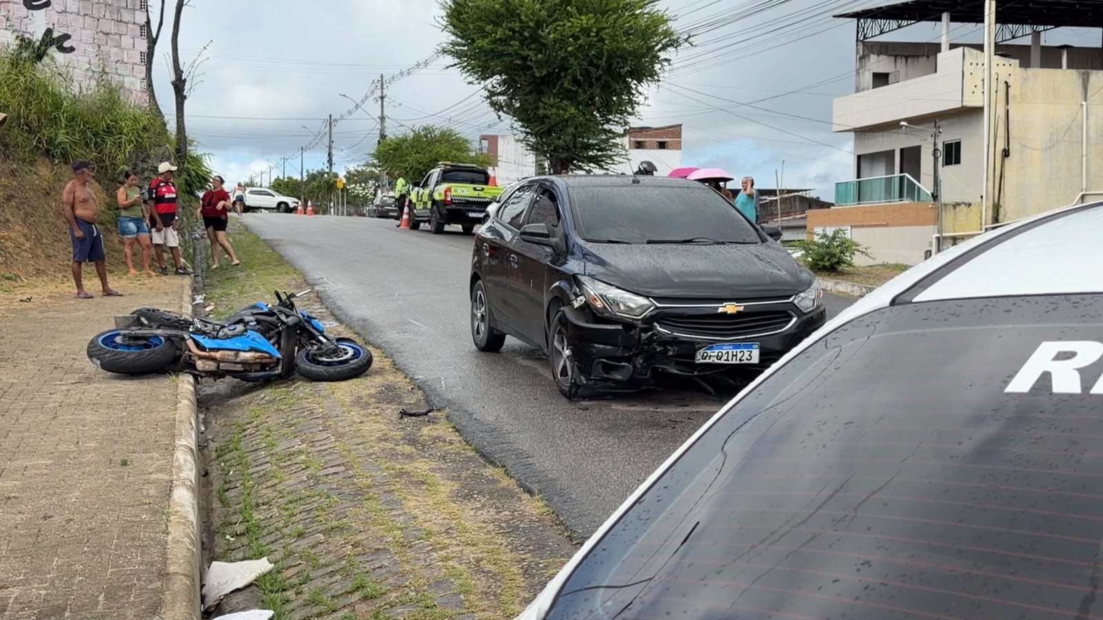Acidente envolvendo moto e dois carros deixa pessoas feridas em Santa Rita, PB