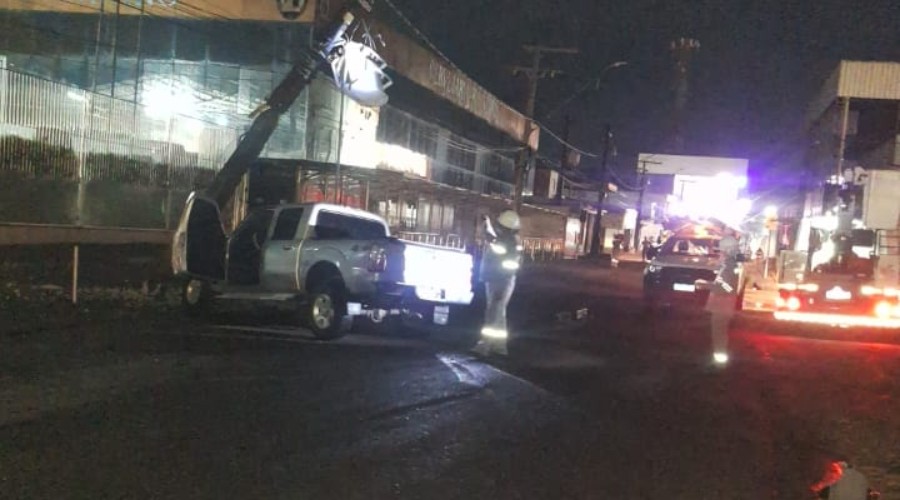 Motorista perde o controle de carro durante ultrapassagem e atinge poste na zona Norte de Manaus