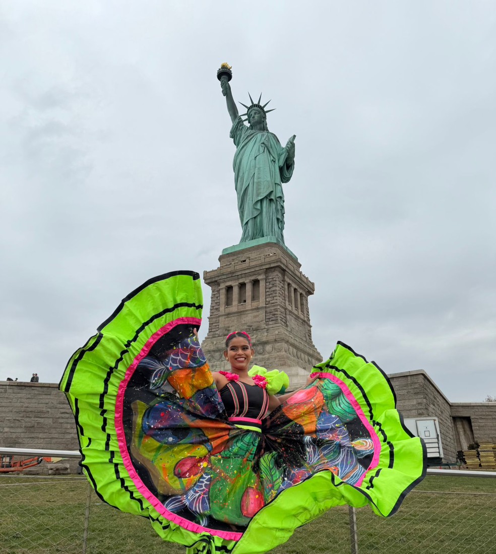 A dançarina Ananda Cristina da Rocha Parreira, do grupo Flor Ribeirinha, participou da excursão cultural em Nova York — Foto: Reprodução/Arquivo Pessoal