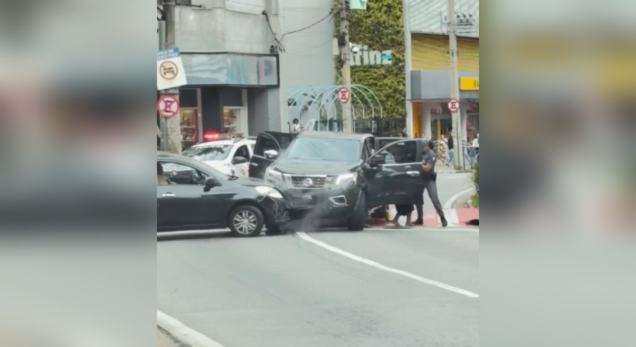 VÍDEO: homem suspeito de furtar caminhonete bate em carro durante fuga e é preso em Sorocaba