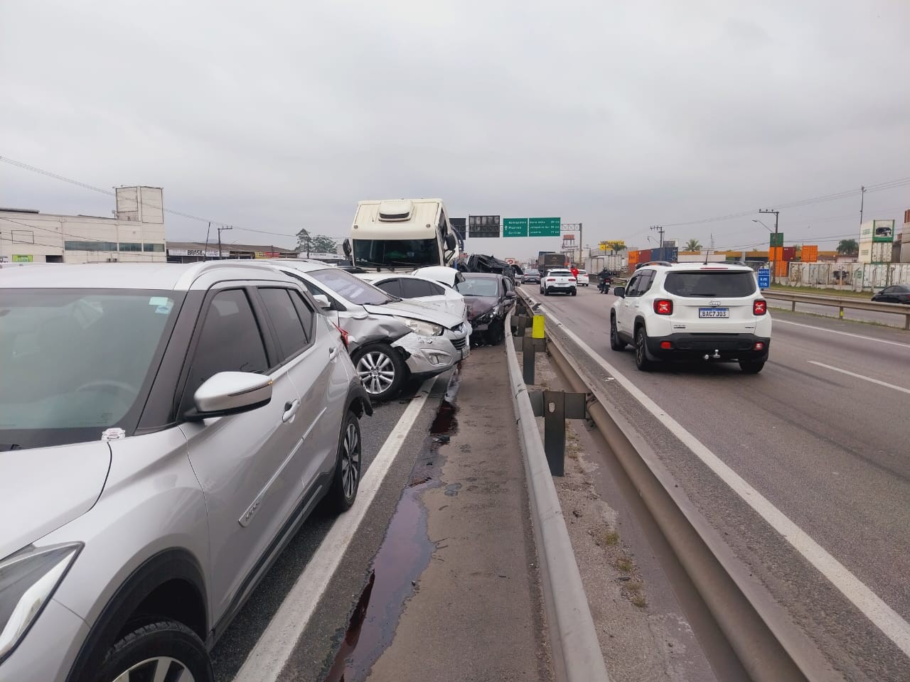 Engavetamento envolvendo 10 veículos interdita trecho da BR-101 no litoral de SC; VÍDEO