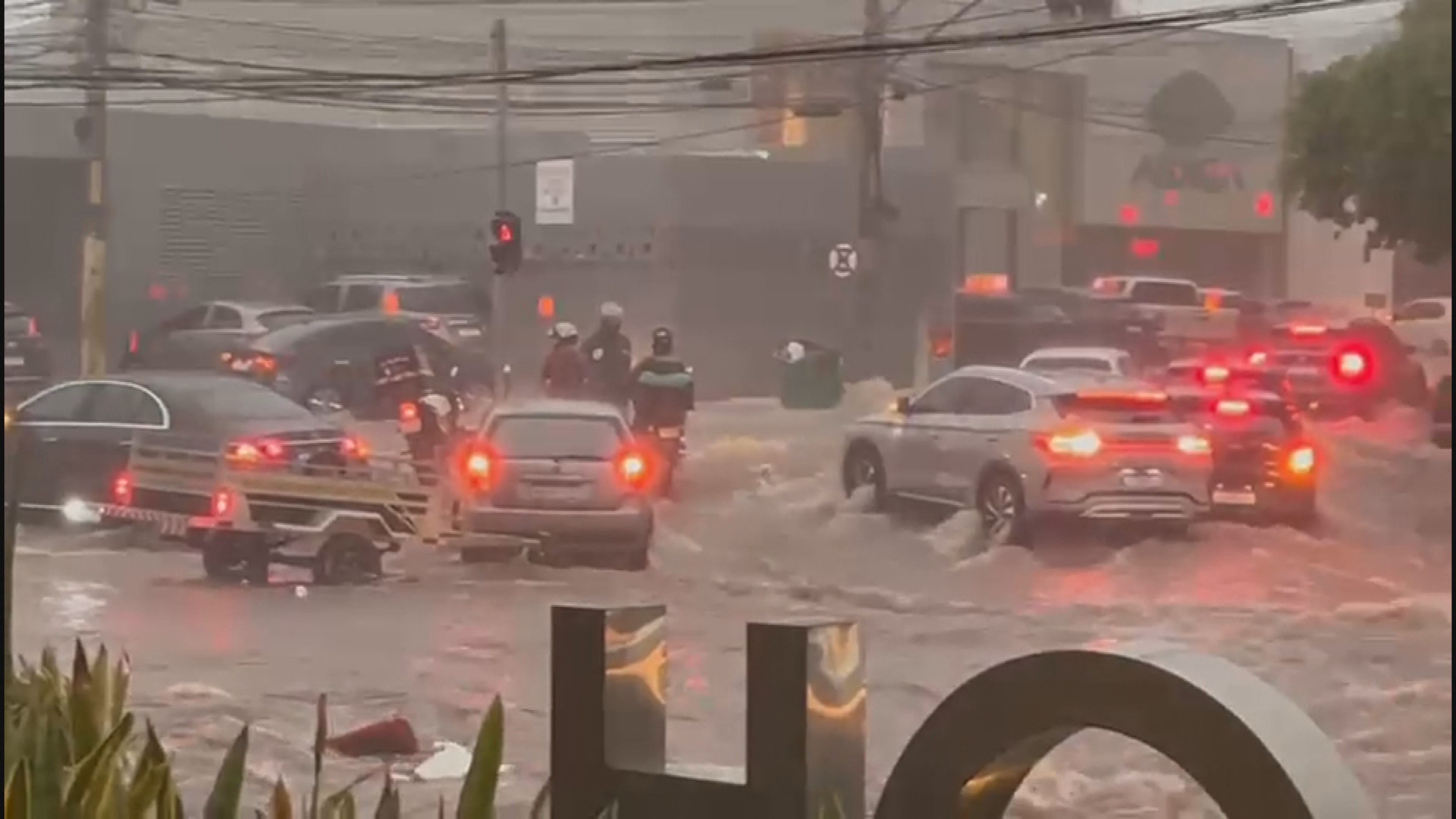 Rua 87 será fechada durante chuvas fortes, diz prefeito de Goiânia 