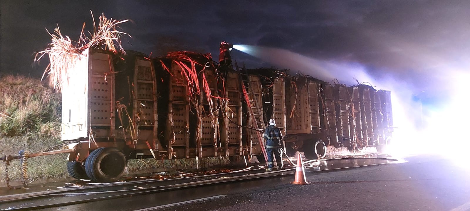 Carreta carregada de cana-de-açúcar pega fogo em rodovia de Tatuí