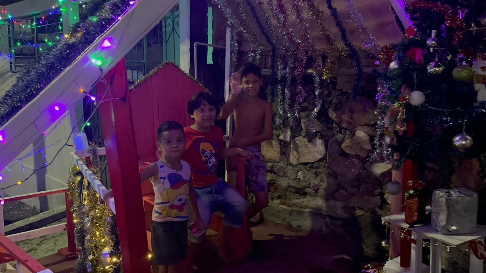 Rua no Jorge Teixeira vira atração natalina em Manaus após moradores decorarem todas as casas. — Foto: Patrick Marques/g1 AM