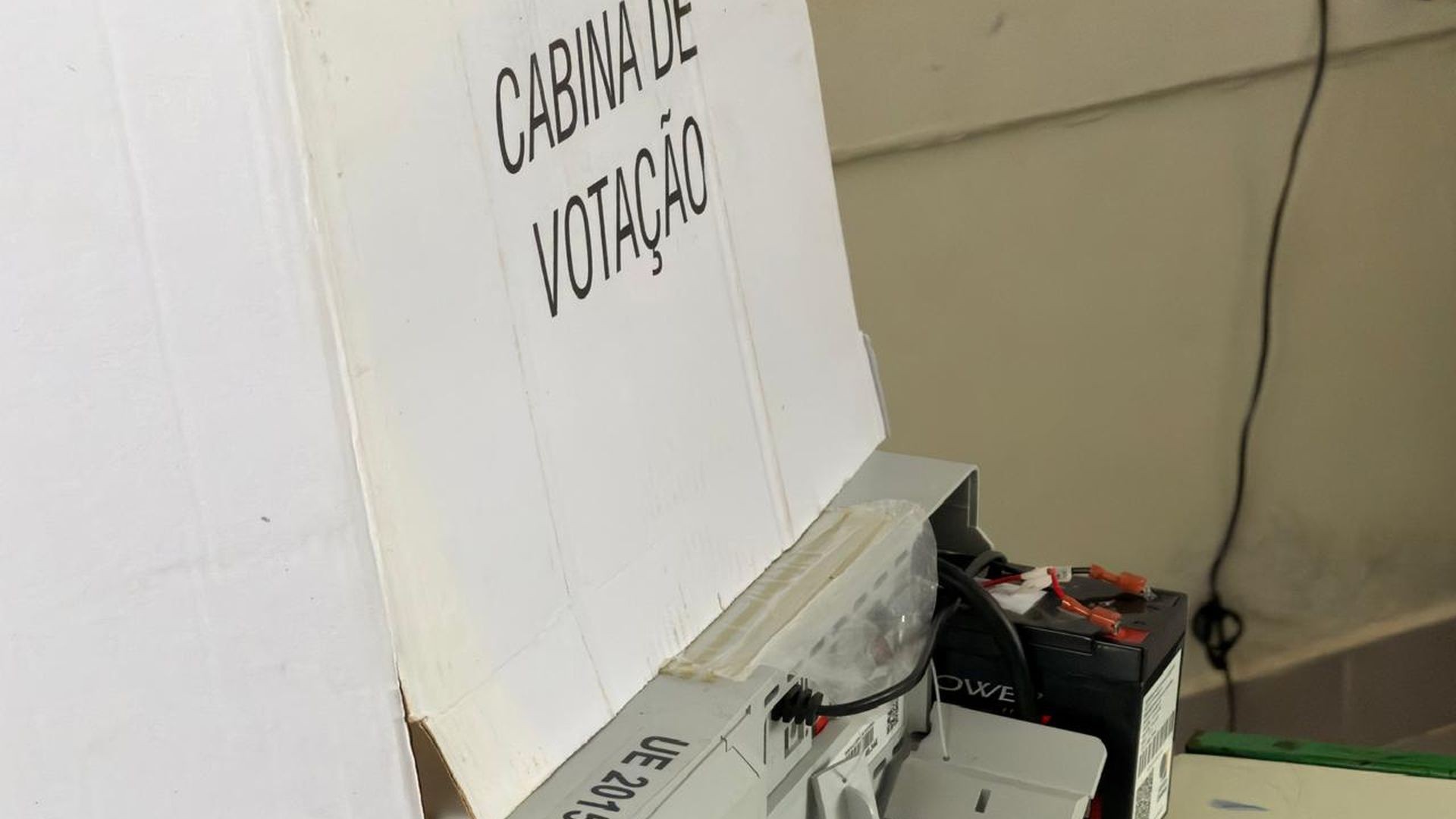 Eleitor é detido após tirar foto e postar imagem da urna enquanto votava em MS