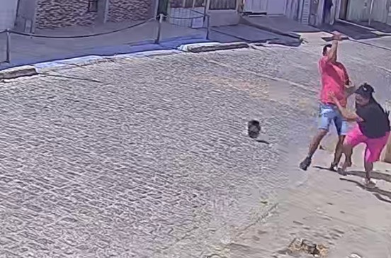 Homem é flagrado agredindo mulher com golpes de faca no Sertão da PB