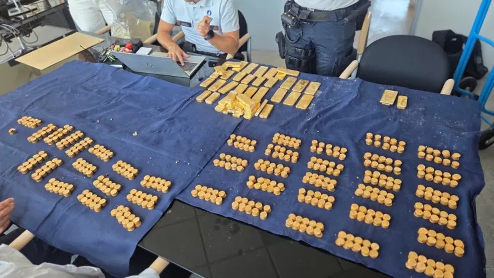 Os agentes transferiram o ouro para um local seguro — Foto: CRÉDITO, POLÍCIA DE DENDERMONDE
