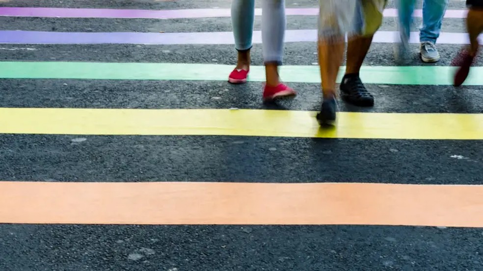 Atividade sobre o Dia do Orgulho LGBTQIAP+ gerou reação de aluno autista e resultou em agressão contra professor em escola na Zona Norte de São Paulo — Foto: GETTY IMAGES/BBC